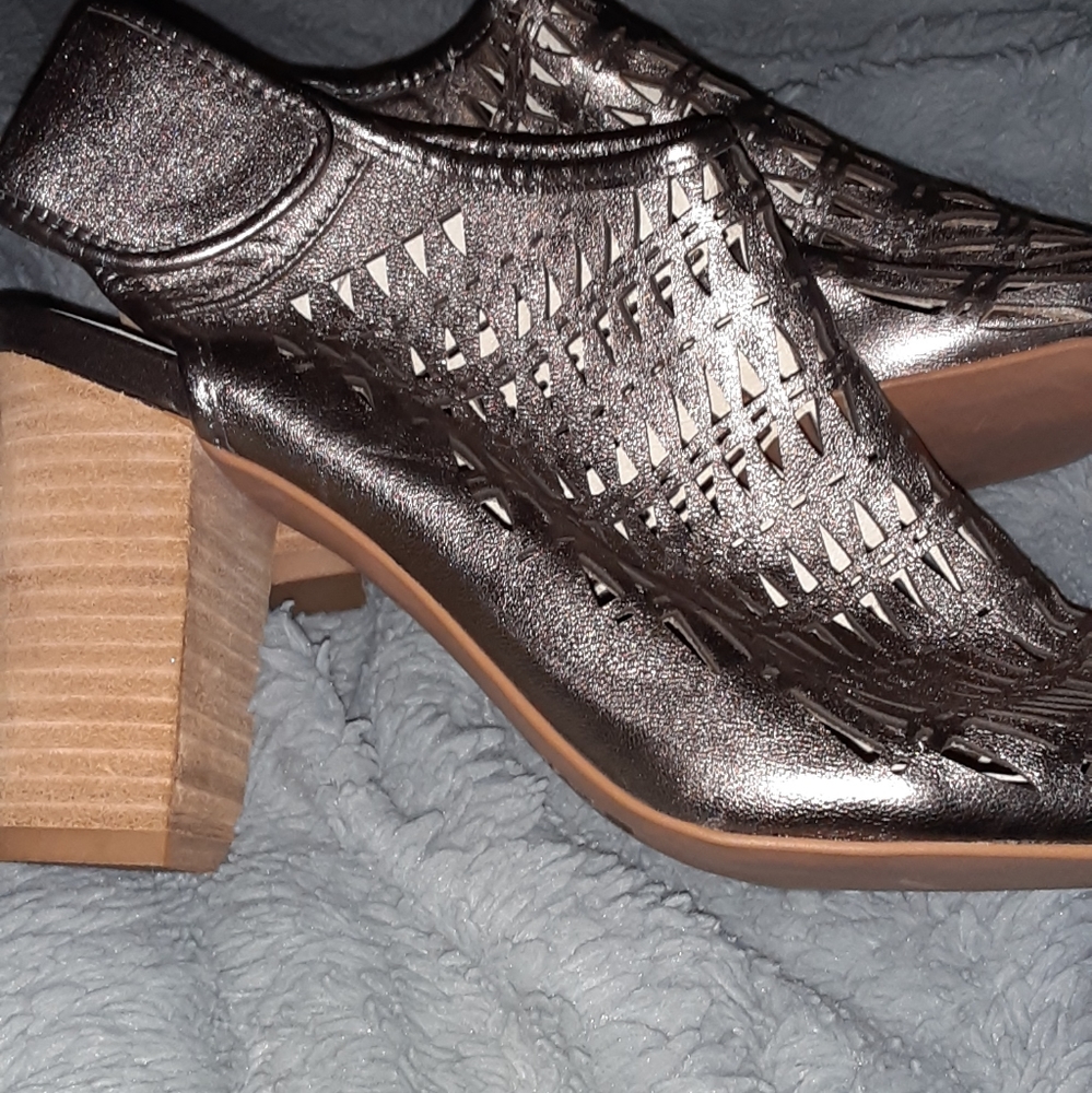 Sandals - Picture 2 of 8